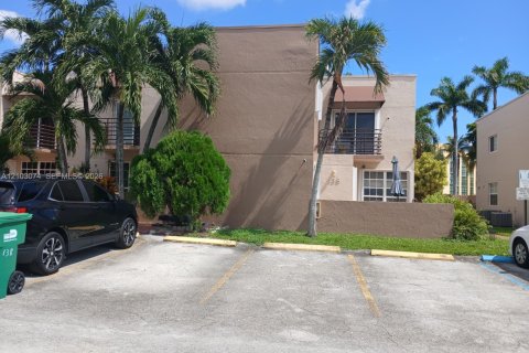 Touwnhouse à vendre à Miami, Floride: 3 chambres, 114.46 m2 № 2407817 - photo 13