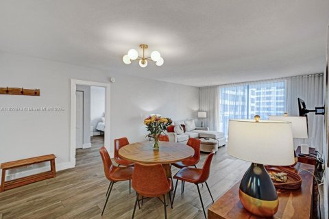 Condo in Hallandale Beach, Florida, 2 bedrooms  № 1786969 - photo 2