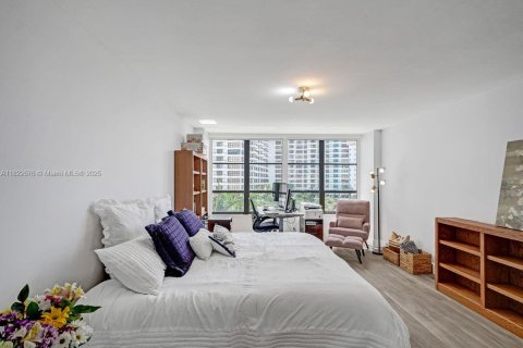 Condo in Hallandale Beach, Florida, 2 bedrooms  № 1786969 - photo 17