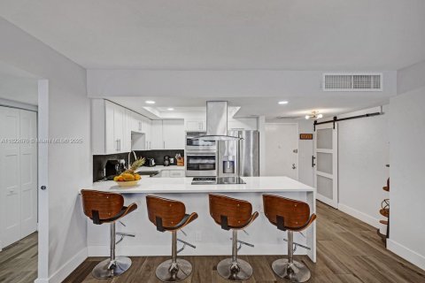 Condo in Hallandale Beach, Florida, 2 bedrooms  № 1786969 - photo 14