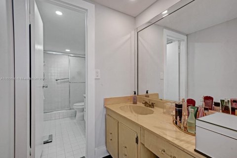 Condo in Hallandale Beach, Florida, 2 bedrooms  № 1786969 - photo 19