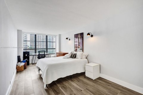 Condo in Hallandale Beach, Florida, 2 bedrooms  № 1786969 - photo 24