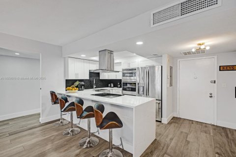 Condo in Hallandale Beach, Florida, 2 bedrooms  № 1786969 - photo 12