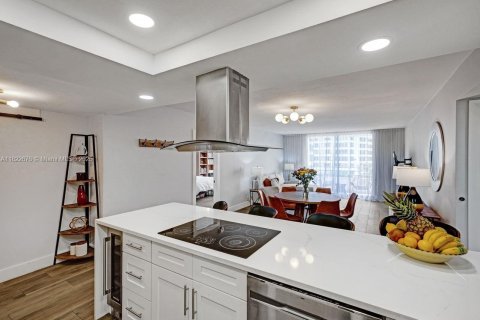 Condo in Hallandale Beach, Florida, 2 bedrooms  № 1786969 - photo 28