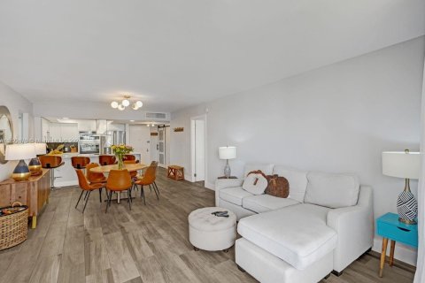 Condo in Hallandale Beach, Florida, 2 bedrooms  № 1786969 - photo 11
