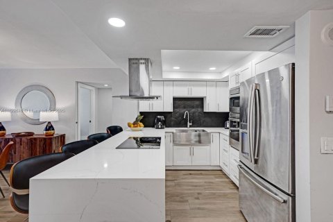 Condo in Hallandale Beach, Florida, 2 bedrooms  № 1786969 - photo 15