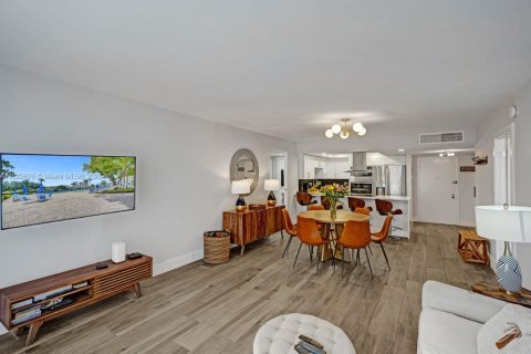 Condo in Hallandale Beach, Florida, 2 bedrooms  № 1786969 - photo 6