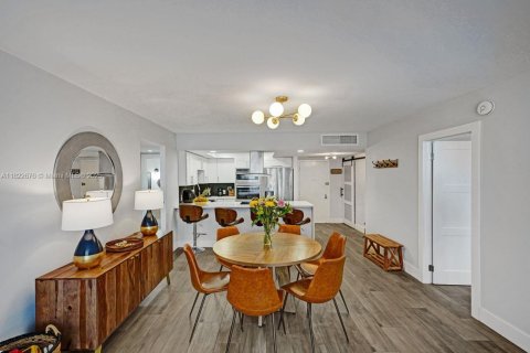 Condo in Hallandale Beach, Florida, 2 bedrooms  № 1786969 - photo 1
