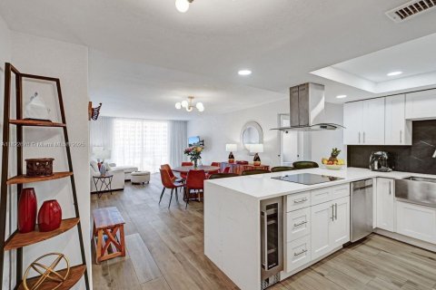 Condo in Hallandale Beach, Florida, 2 bedrooms  № 1786969 - photo 26
