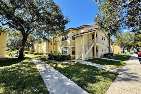 Снять в аренду кондоминиум в Санрайз, Флорида 2 спальни, 89.65м2, № 1952848 - фото 1