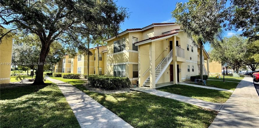 Кондоминиум с 2 спальнями в Санрайз, Флорида № 1952848