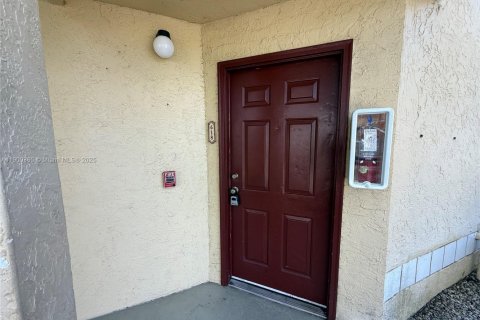 Снять в аренду кондоминиум в Санрайз, Флорида 2 спальни, 89.65м2, № 1952848 - фото 3