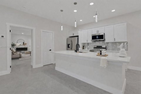 Villa ou maison à louer à Lehigh Acres, Floride: 3 chambres, 221.39 m2 № 2007271 - photo 6