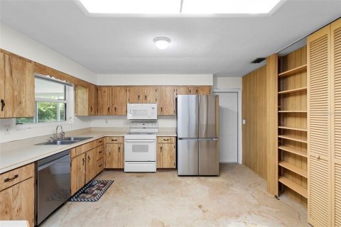 House in South Daytona, Florida 3 bedrooms, 184.32 sq.m. № 1857669 - photo 12