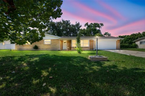 House in South Daytona, Florida 3 bedrooms, 184.32 sq.m. № 1857669 - photo 1