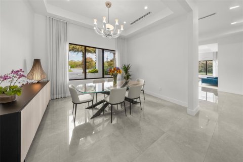 House in Miami, Florida 4 bedrooms, 338.91 sq.m. № 2243978 - photo 10