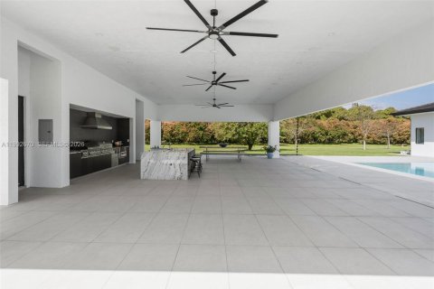 House in Miami, Florida 4 bedrooms, 338.91 sq.m. № 2243978 - photo 23