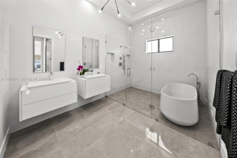 House in Miami, Florida 4 bedrooms, 338.91 sq.m. № 2243978 - photo 15