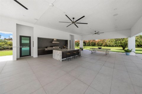 House in Miami, Florida 4 bedrooms, 338.91 sq.m. № 2243978 - photo 25