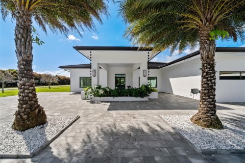 House in Miami, Florida 4 bedrooms, 338.91 sq.m. № 2243978 - photo 2
