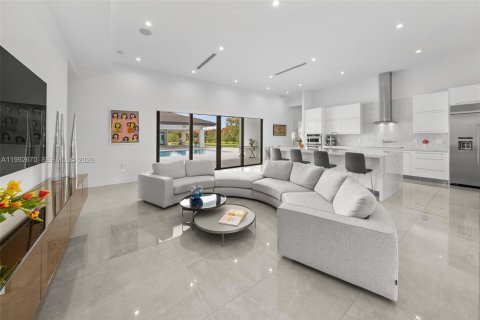 House in Miami, Florida 4 bedrooms, 338.91 sq.m. № 2243978 - photo 6