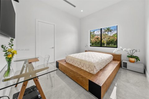 House in Miami, Florida 4 bedrooms, 338.91 sq.m. № 2243978 - photo 17