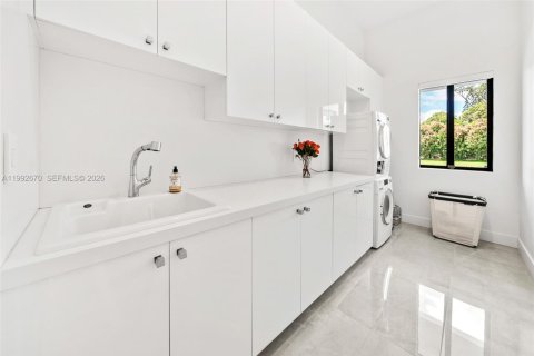 House in Miami, Florida 4 bedrooms, 338.91 sq.m. № 2243978 - photo 19