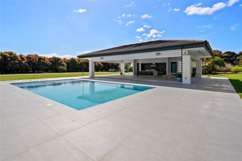 House in Miami, Florida 4 bedrooms, 338.91 sq.m. № 2243978 - photo 22