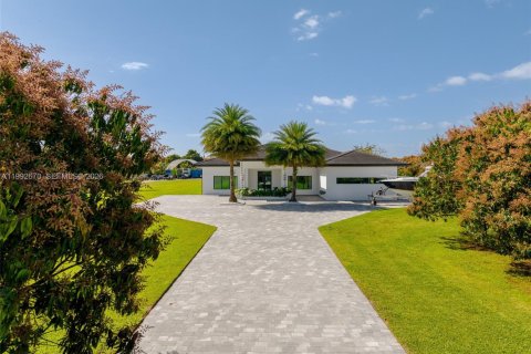 House in Miami, Florida 4 bedrooms, 338.91 sq.m. № 2243978 - photo 5