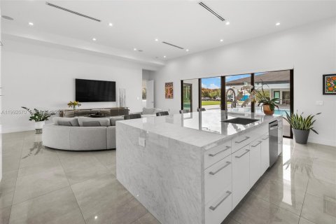House in Miami, Florida 4 bedrooms, 338.91 sq.m. № 2243978 - photo 8