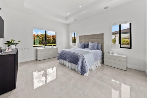 House in Miami, Florida 4 bedrooms, 338.91 sq.m. № 2243978 - photo 14