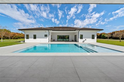 House in Miami, Florida 4 bedrooms, 338.91 sq.m. № 2243978 - photo 21
