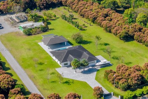 House in Miami, Florida 4 bedrooms, 338.91 sq.m. № 2243978