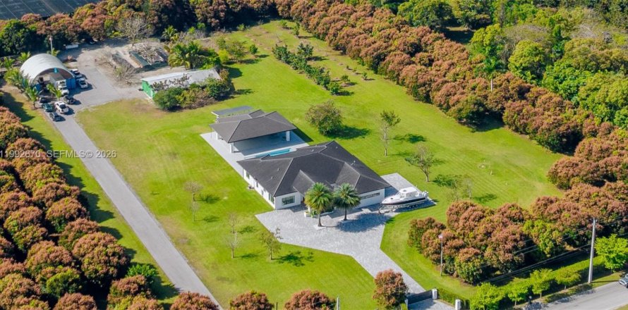 House in Miami, Florida 4 bedrooms, 338.91 sq.m. № 2243978