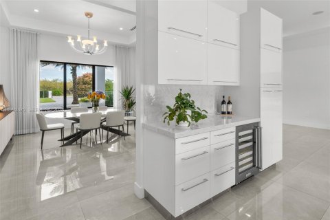 House in Miami, Florida 4 bedrooms, 338.91 sq.m. № 2243978 - photo 9