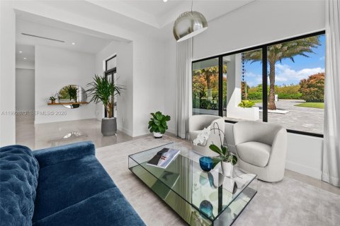 House in Miami, Florida 4 bedrooms, 338.91 sq.m. № 2243978 - photo 13