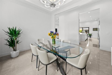 House in Miami, Florida 4 bedrooms, 338.91 sq.m. № 2243978 - photo 11