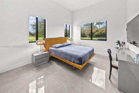 House in Miami, Florida 4 bedrooms, 338.91 sq.m. № 2243978 - photo 16