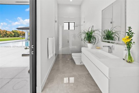 House in Miami, Florida 4 bedrooms, 338.91 sq.m. № 2243978 - photo 20