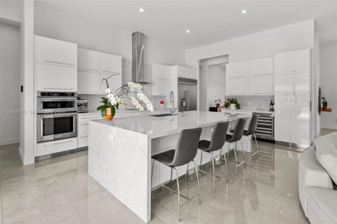 House in Miami, Florida 4 bedrooms, 338.91 sq.m. № 2243978 - photo 7
