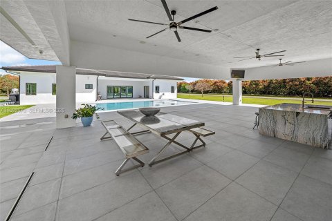 House in Miami, Florida 4 bedrooms, 338.91 sq.m. № 2243978 - photo 24
