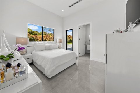 House in Miami, Florida 4 bedrooms, 338.91 sq.m. № 2243978 - photo 18