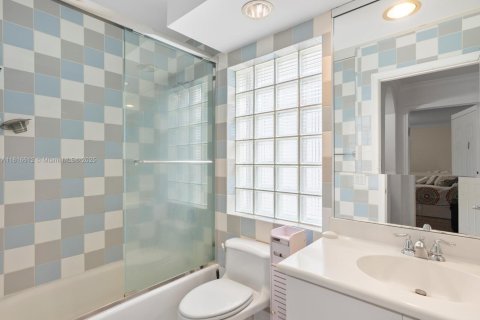 House in Aventura, Florida 3 bedrooms, 231.7 sq.m. № 2030740 - photo 26