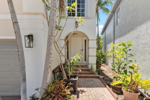 House in Aventura, Florida 3 bedrooms, 231.7 sq.m. № 2030740 - photo 4