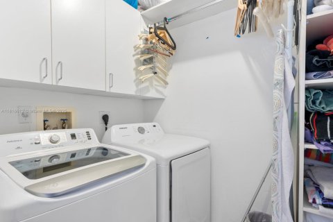 House in Aventura, Florida 3 bedrooms, 231.7 sq.m. № 2030740 - photo 29