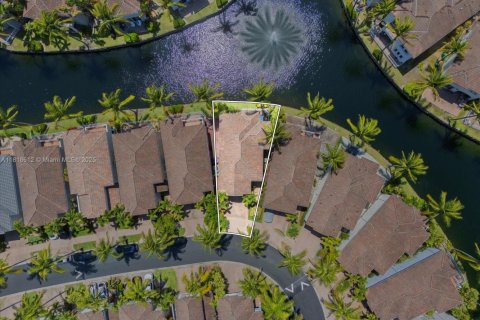 House in Aventura, Florida 3 bedrooms, 231.7 sq.m. № 2030740 - photo 3