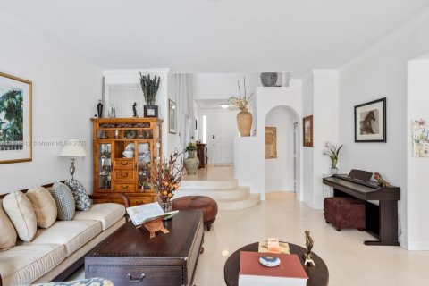 House in Aventura, Florida 3 bedrooms, 231.7 sq.m. № 2030740 - photo 10