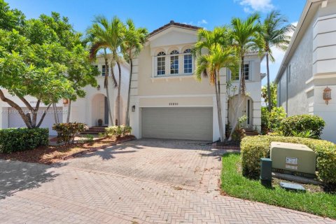 House in Aventura, Florida 3 bedrooms, 231.7 sq.m. № 2030740 - photo 2