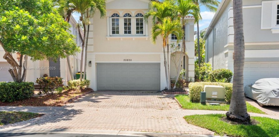 House in Aventura, Florida 3 bedrooms, 231.7 sq.m. № 2030740