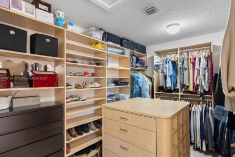 House in Aventura, Florida 3 bedrooms, 231.7 sq.m. № 2030740 - photo 21